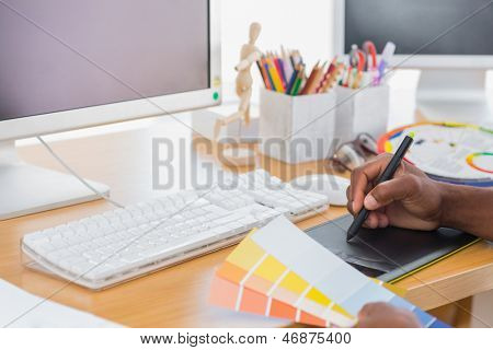 Designer, der benytter en grafisk tavle i et moderne kontor