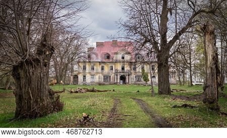 The Palace In Bałtów - The Palace Of The Drucki-lubecki Family.it Was Built By Prince Alexander In 1