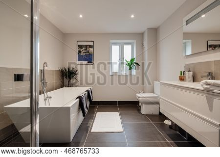 Cambridge, England - March 1 2019: Luxury Modern Residential Bathroom With Glass Panel Shower Room, 