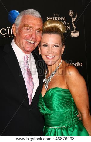 LOS ANGELES - 16 juin: Jerry Douglas, Kym Douglas arrive à la 40e Daytime Emmy Awards à Ski