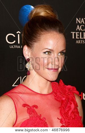 LOS ANGELES - 16 JUN: Julie Berman aankomt op de 40e Daytime Emmy Awards op de culturele Skirball