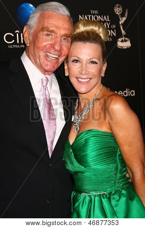 LOS ANGELES - 16 juin: Jerry Douglas, Kym Douglas arrive à la 40e Daytime Emmy Awards à Ski