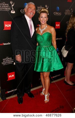 LOS ANGELES - 16 juin: Jerry Douglas, Kym Douglas arrive à la 40e Daytime Emmy Awards à Ski