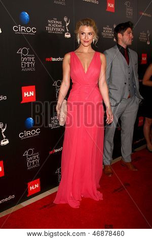 LOS ANGELES - JUN 16: Linsey Godfrey ankommer 40 Daytime Emmy Awards i Skirball Cultur