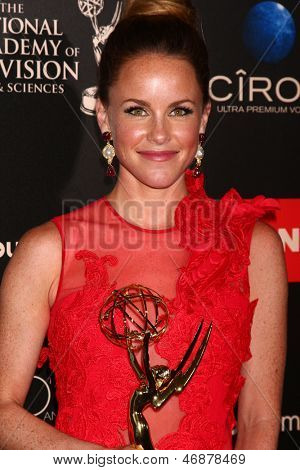 LOS ANGELES - 16 JUN: Julie Berman op het gebied van de pers op de 40e Daytime Emmy Awards op de Skirbal