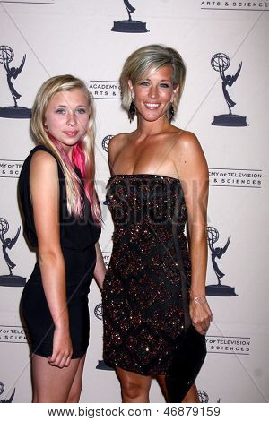 LOS ANGELES - JUN 13: Laura Wright přichází na recepci Daytime Emmy kandidátů předložený ATAS