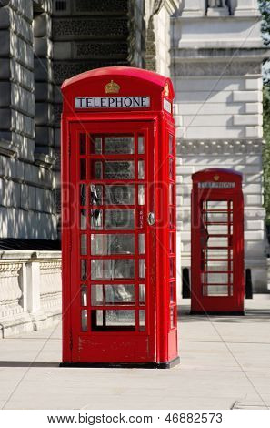 to røde telefon kasser gamle stil i London i rækken (lille dybdeskarphed)
