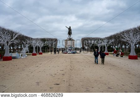 Montpellier, Occitanie, France, 12 28 2022 - The Peyrou Promenade With People, Trees With Christmas 
