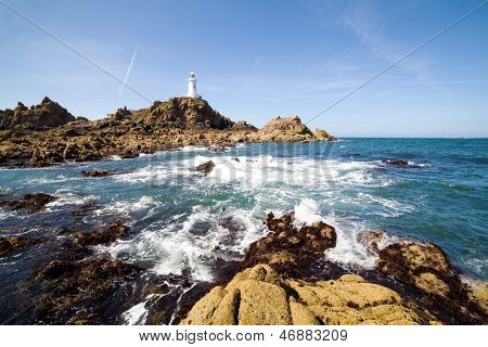 Corbiere ประภาคารและชายฝั่งหินใน Jersey, The ช่องเกาะ