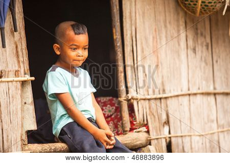 BERDUT, Malesia - APR 8: Non identificato bambino Orang Asli nel suo villaggio su 8 aprile 2013 in Berdut, Mal