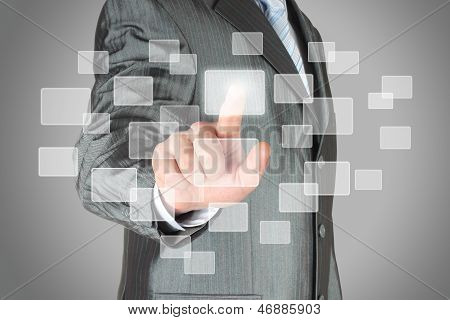 Empresário com mão usando inteface virtual