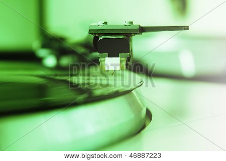 Giradischi riproduzione disco in vinile con musica
