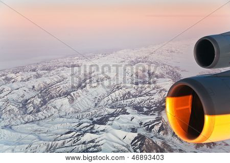 Bella vista dall'aereo sulle montagne In Tashkent, Cina e Kirgistan e velivolo Turb