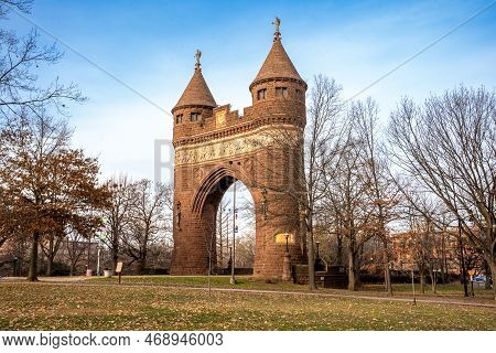 Hartford, Ct - Usa - Dec 28, 2022 View Of The The Soldiers And Sailors Memorial Arch In Bushnell Par