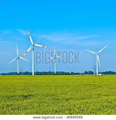 Větrná energie Wowers stojí v poli na jaře