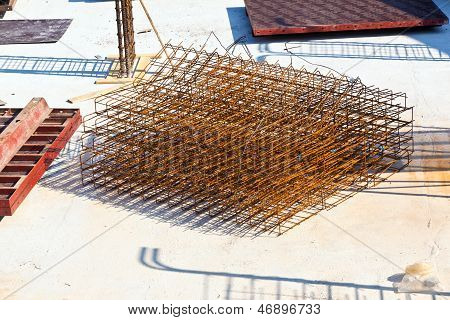 Materiál na staveništi pro základ nového domu