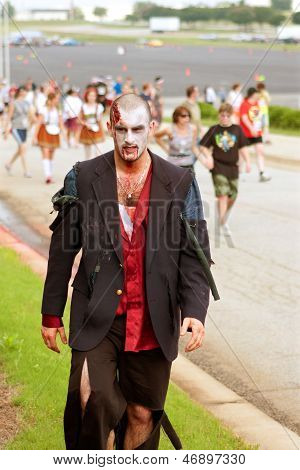 Männlichen Zombie Pausen nach Jagd Menschen In 5K Race