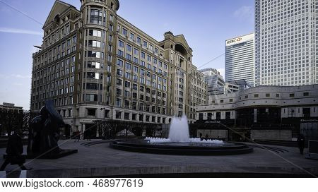 London - 01 26 2022: Wide Field Of Cabot Square With Fountain And Sculpture 'illusion' By Helaine Bl
