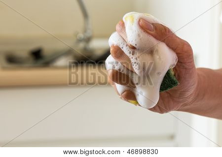 깨끗 한 스폰지 짜기 손과 주방 배경