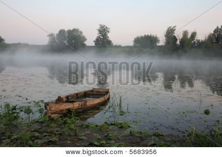 Ködös Hajnal a riveren augusztusban.