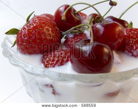 Fragole un ciliegie con crema