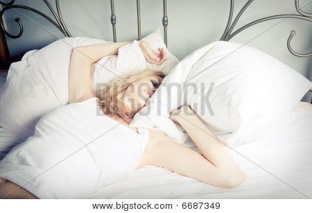Signora rilassante in camera da letto