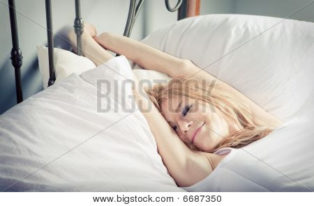 Signora rilassante in camera da letto