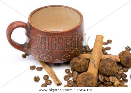 Copa y granos de café en el fondo blanco
