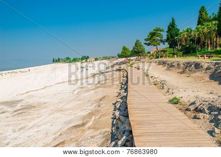 Ood Flooring To The Attraction Of Pamukkale And The Crowd Of Tourists