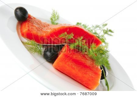 Rose saumon sur une plaque blanche aux Olives