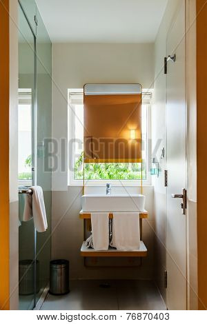 Compaq, simple and decent bathroom