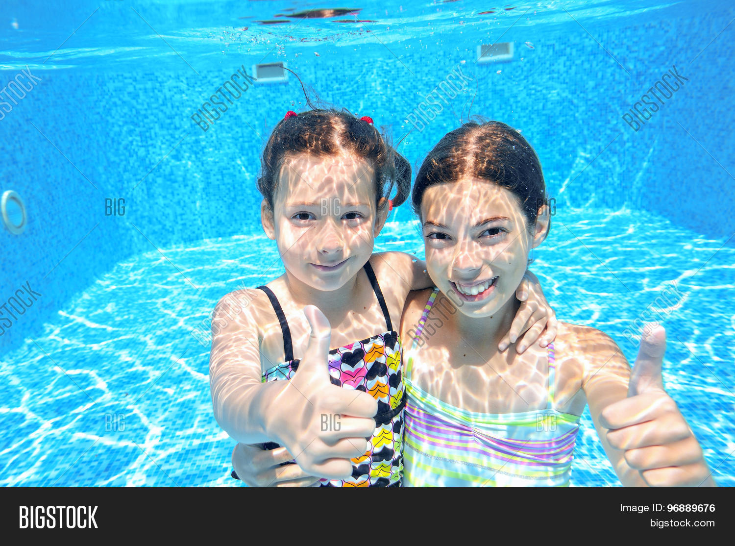 Купаемся в бассейне с подругой. Дети переодеваются в бассейн. Сестра в бассейне. Сестра в бассейне. Подружки в бассейне.