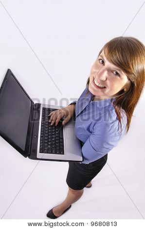 Eine junge Frau mit ihrem Lapbtop. (2)
