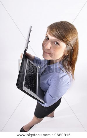 eine junge Frau mit ihrem Laptop.