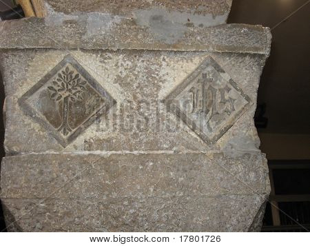 Columna de antiguo porche con símbolos