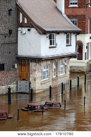 Subida das águas de inundação na margem de rio Ouse de York.