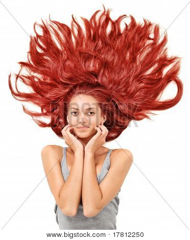 junge schöne rothaarige Frau mit verstreuten langen Haaren