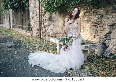 Bohemian fineart wedding lifestyle in park bench wedding