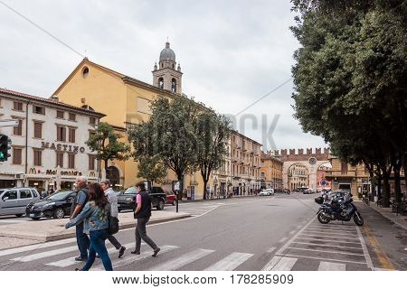 Tourists Pass Corso Porta Nuova In Verona