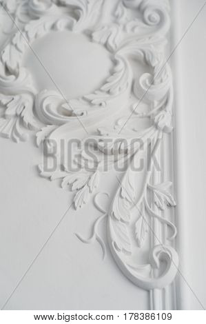 Luxury white wall design bas-relief with stucco mouldings roccoco element.