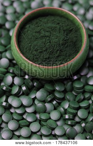 Ground spirulina and spirulina in pills - beauty treatment