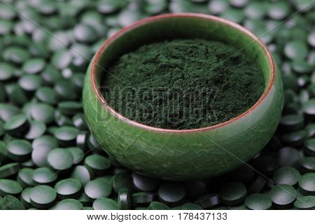 Ground spirulina and spirulina in pills - beauty treatment