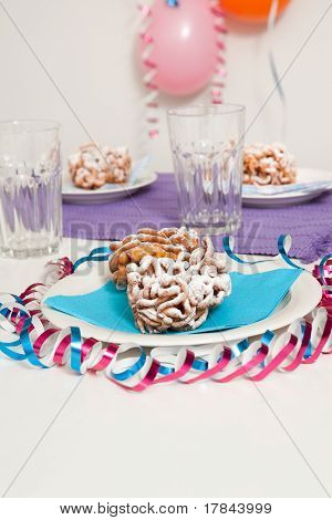 伝統的なフィンランド式 5 月 1 日ケーキ漏斗