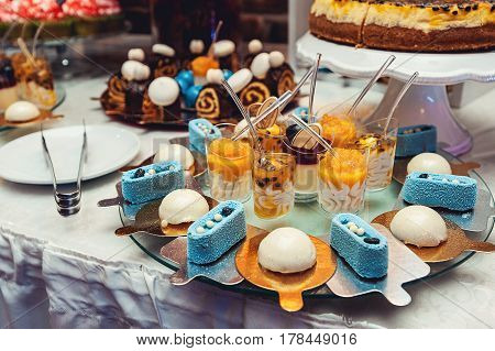 blue white sweets on gilded paper on the wedding candybar.