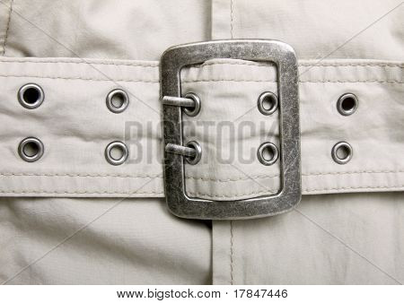 Trench con cintura matel close up