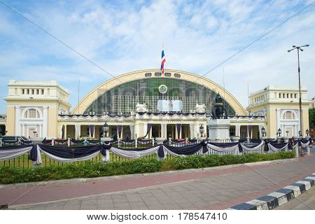 BANGKOK, THAILAND - DECEMBER 14, 2016: Facade of the railway station of Hua Lamphong in the cloudy afternoon