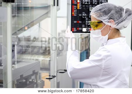 Mladé ženy provozní ovládací Panel