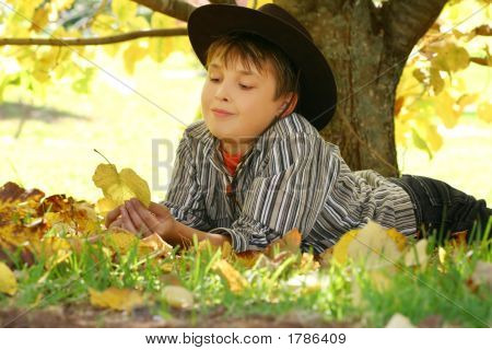 Kind mit Herbstlaub