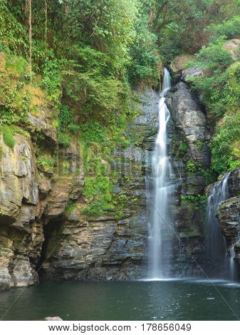 Cascada y cueva  rio baru puntarenas costa rica
