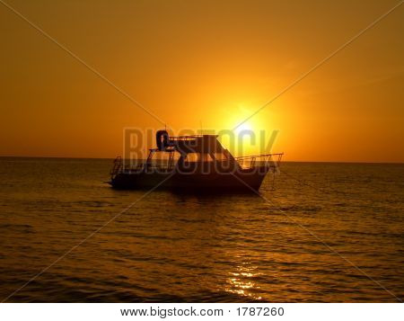 Bağlantılı tekne ve Golden Sunset